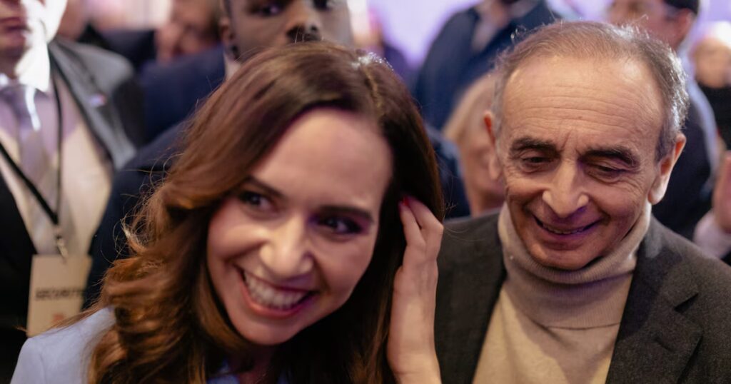 Ventes de livres : Sarah Knafo et François Hollande en concurrence sur le marché littéraire