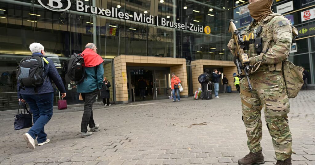 Un individu arrêté avec une arme à Bruxelles-Midi placé en détention provisoire.