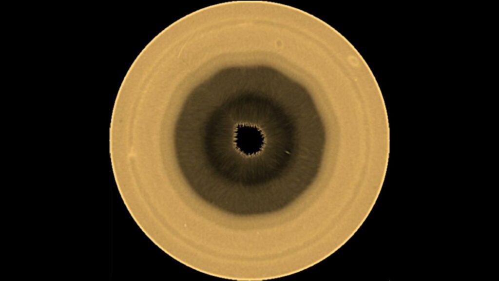 Des astronomes découvrent une structure nuageuse mystérieuse en forme de décagone au pôle sud de Saturne.