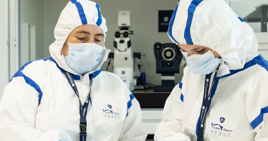 Des chercheurs manipulent des pathogènes dangereux pour développer des traitements en laboratoire.