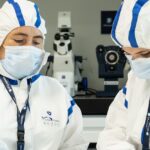 Des chercheurs manipulent des pathogènes dangereux pour développer des traitements en laboratoire.