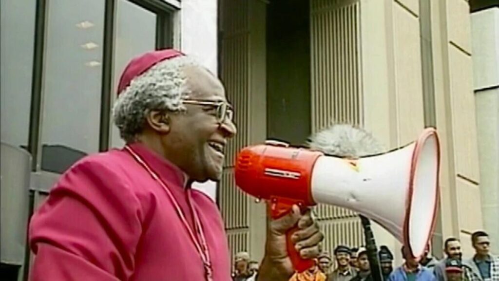 Desmond Tutu et la « folie du pardon » au FIFDA, un débat sur la réconciliation à Paris.