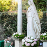 Le pape Léon XIV appelle à protéger l&rsquo;environnement lors d&rsquo;une messe dédiée à la Terre.