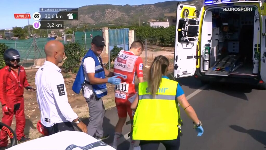 Tadej Pogacar opéré de la clavicule après sa chute lors de la Vuelta, début de la rééducation.