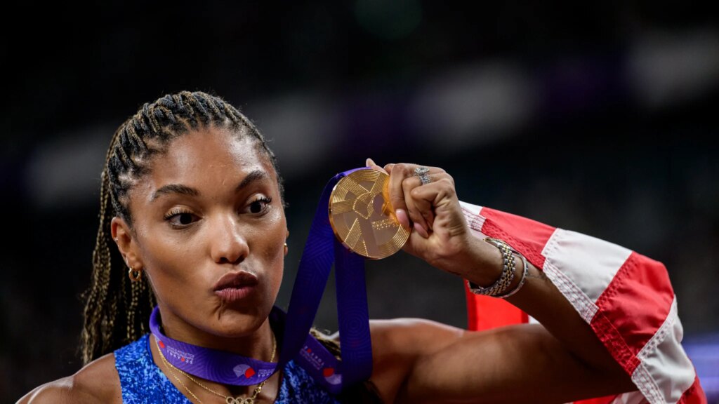 Tara Davis-Woodhall, championne olympique, victime d’une grave commotion cérébrale dans un accident.