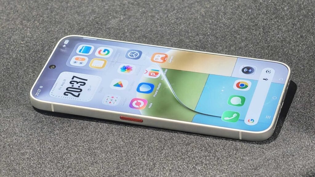 IFA 2026 : prise en main du smartphone Tecno sans bordures par des experts du secteur