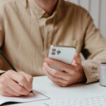 Jeunes en France : satisfaction au travail élevée, un tiers envisage de changer d’emploi.