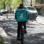 Directive européenne sur les travailleurs des plateformes : transposition retardée avant la date limite.