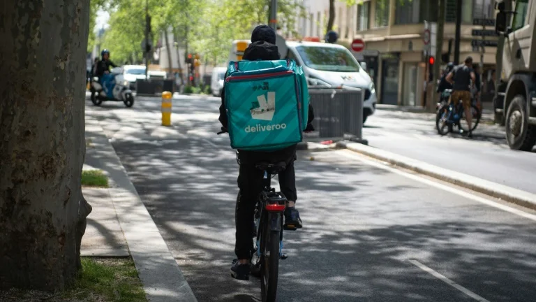Directive européenne sur les travailleurs des plateformes : transposition retardée avant la date limite.