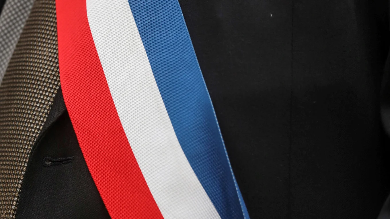 Présidentielle 2027 : LFI et RN critiquent la procédure des 500 parrainages nécessaires.