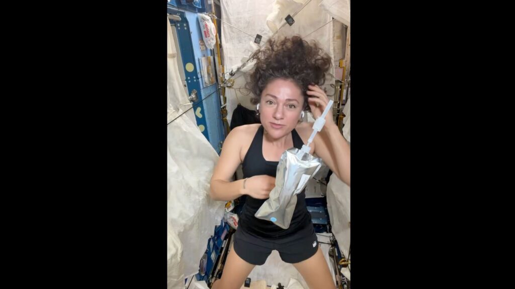 Jessica Meir de la NASA partage des conseils sur les cheveux bouclés en apesanteur depuis l’ISS