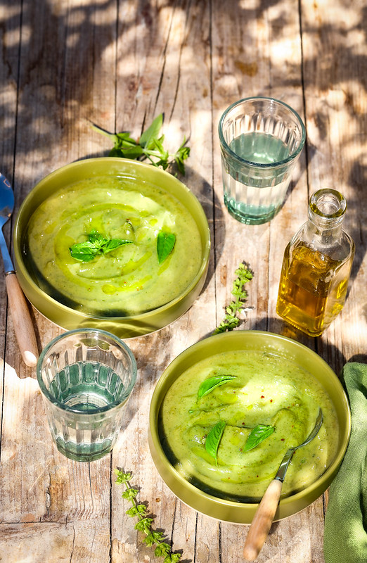 Velouté de courgettes aux herbes : une recette végétale pour une alimentation légère.