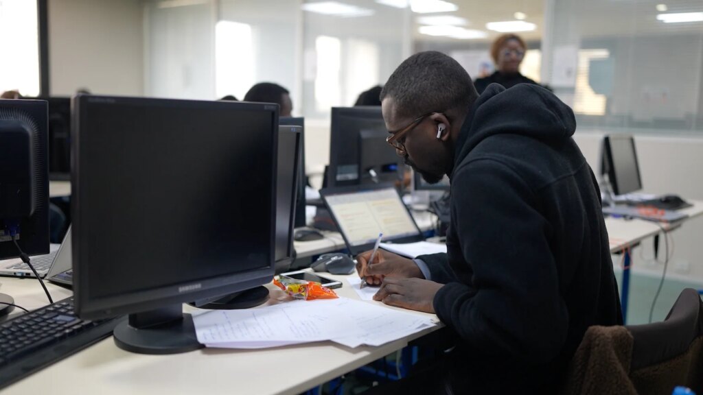 Le taux d’emploi des jeunes atteint 35% grâce à l’apprentissage, mais reste inférieur à d’autres pays européens.