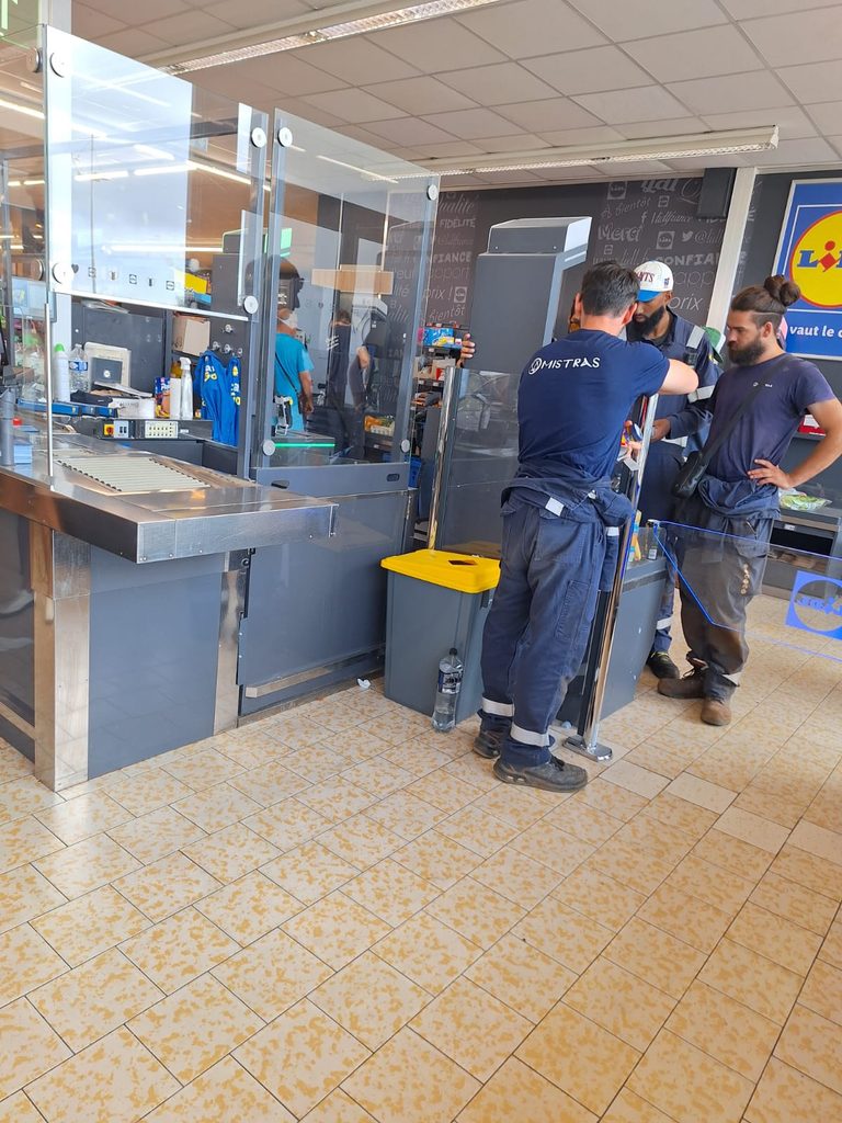 La machine est automatique. Le salarié, lui, doit courir.