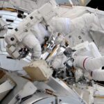 Deux astronautes remplacent une caméra et un aide au docking lors de la sixième sortie spatiale entièrement féminine.