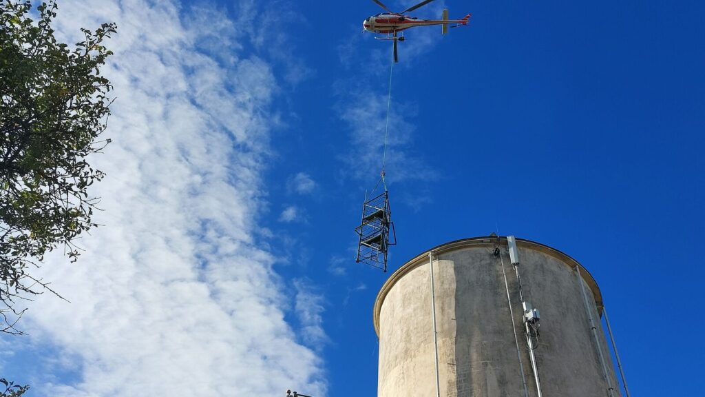 Antenne de 600 kg livrée par hélicoptère pour déployer la 5G en Seine-et-Marne.