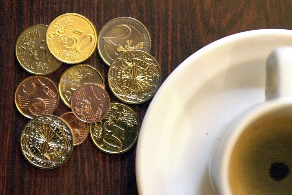 Pourboire : débat sur la nécessité de récompenser un service déjà réglé.