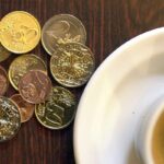 Pourboire : débat sur la nécessité de récompenser un service déjà réglé.