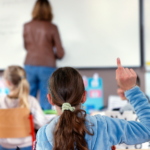 Suivi des enfants prématurés : une santé précaire et des risques persistants.
