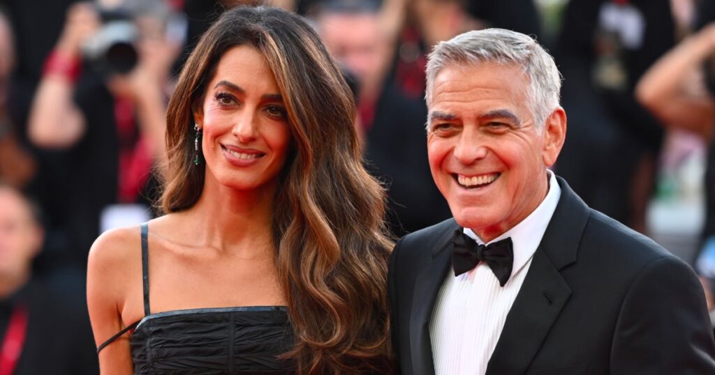 Amal et Georges Clooney en tenues assorties sur le tapis rouge de la Mostra de Venise.