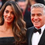 Amal et Georges Clooney en tenues assorties sur le tapis rouge de la Mostra de Venise.