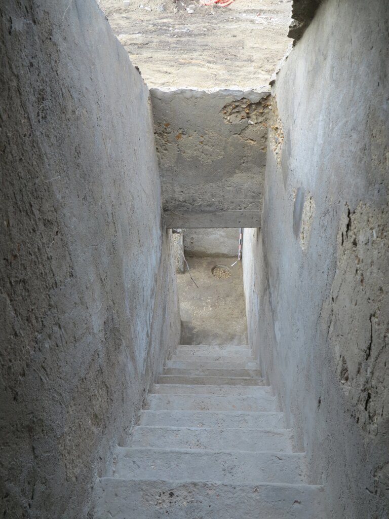 Découverte d’un abri de la Seconde Guerre mondiale en Europe, révélant des vestiges historiques.