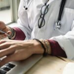 Réforme des arrêts de travail : plafonds de 31 et 62 jours instaurés en France