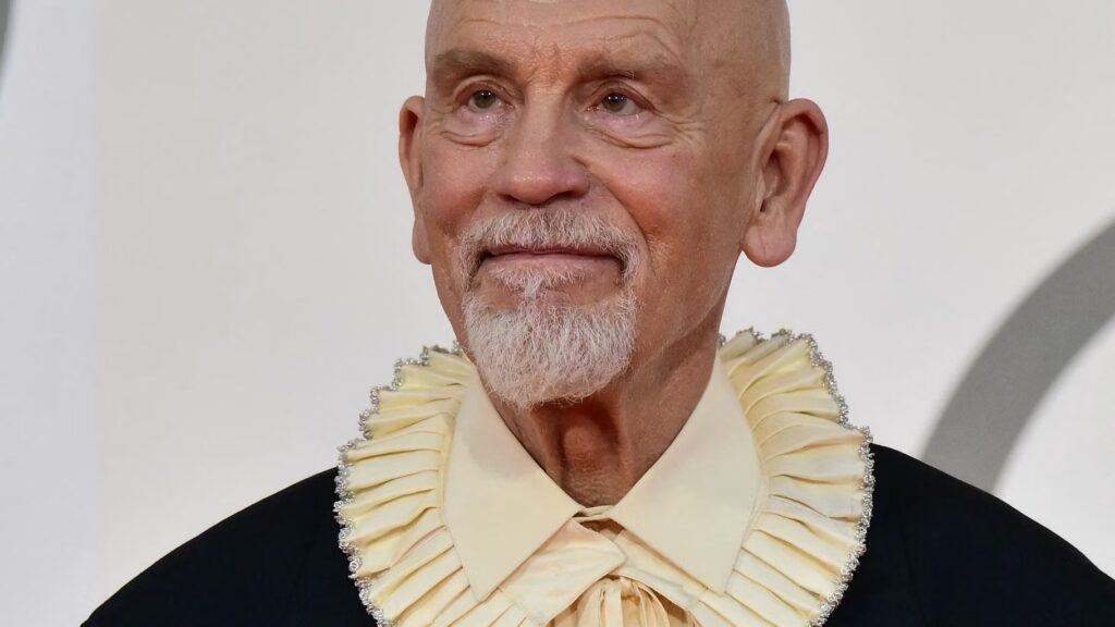 John Malkovich ému par une standing ovation prolongée à la Mostra de Venise.