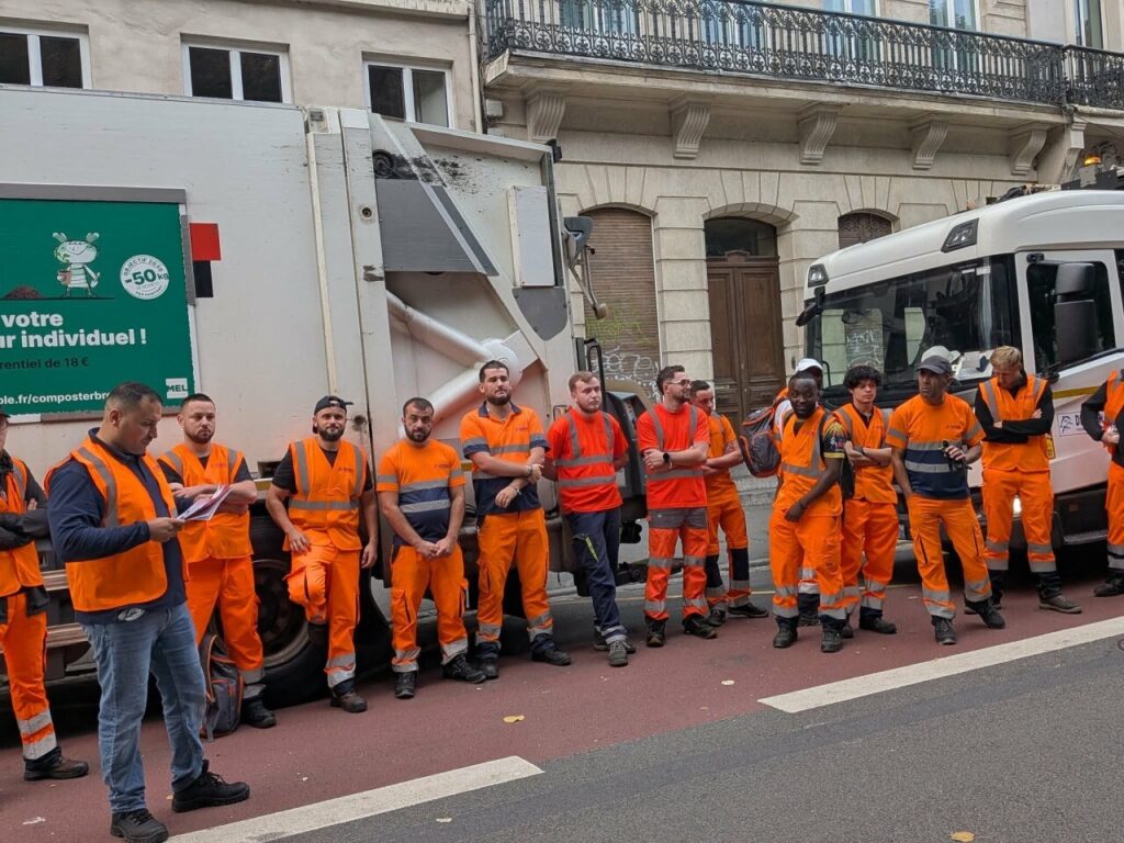 Des tonnes de déchets collectées à Lille après la braderie du week-end.