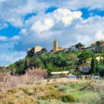 Un village perché près de Narbonne offre un panorama de la lagune méditerranéenne.
