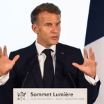 Macron exige que YouTube respecte les mêmes obligations que Netflix lors du sommet Lumière.