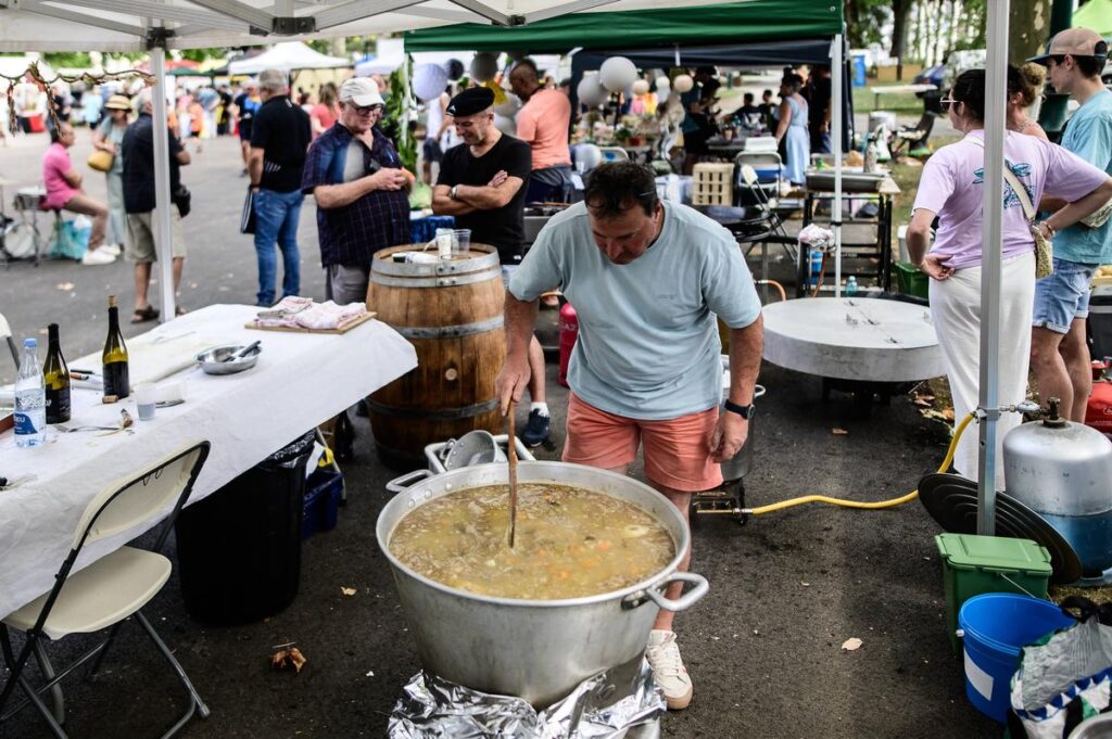 Coupe du monde de garbure à Oloron : un événement culinaire qui attire des participants divers.