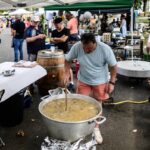 Coupe du monde de garbure à Oloron : un événement culinaire qui attire des participants divers.
