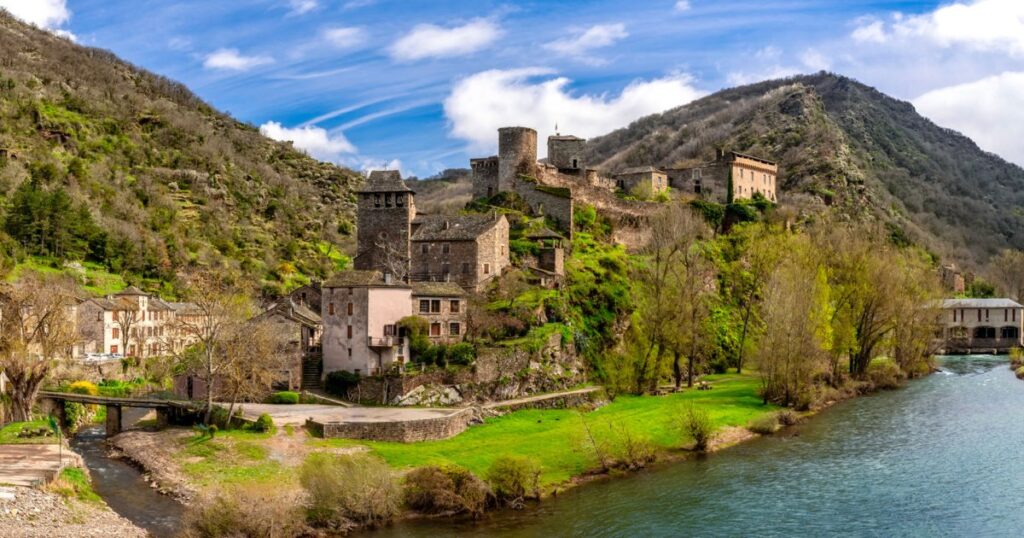 Le village aveyronnais surveille la vallée du Tarn depuis son château fort.
