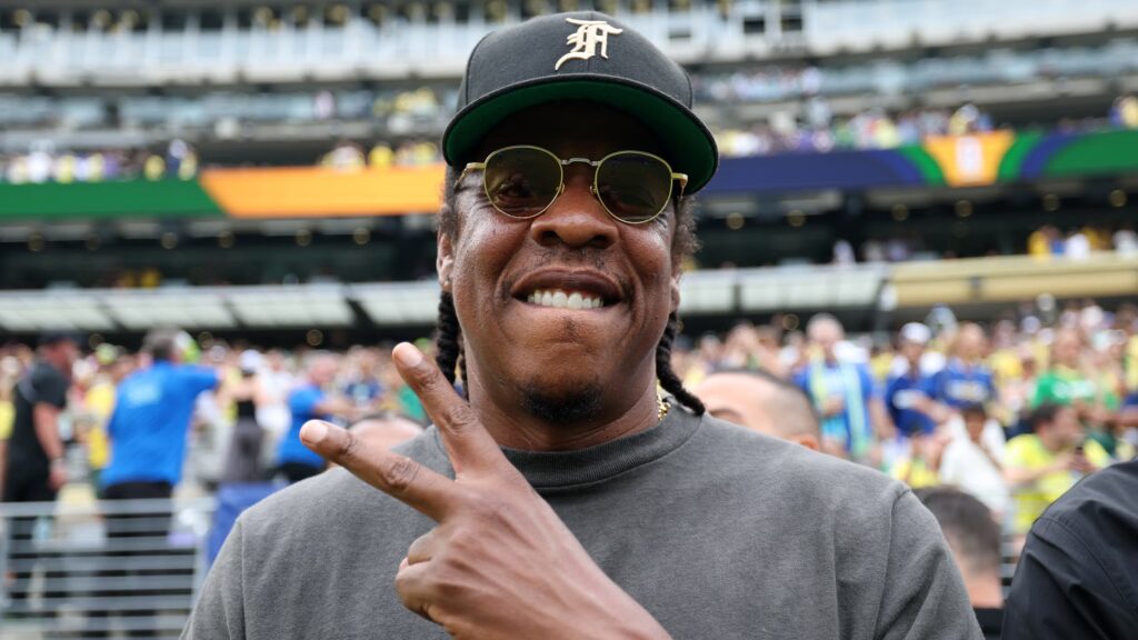 Jay-Z invite une artiste surprise sur scène lors de son concert à Paris.