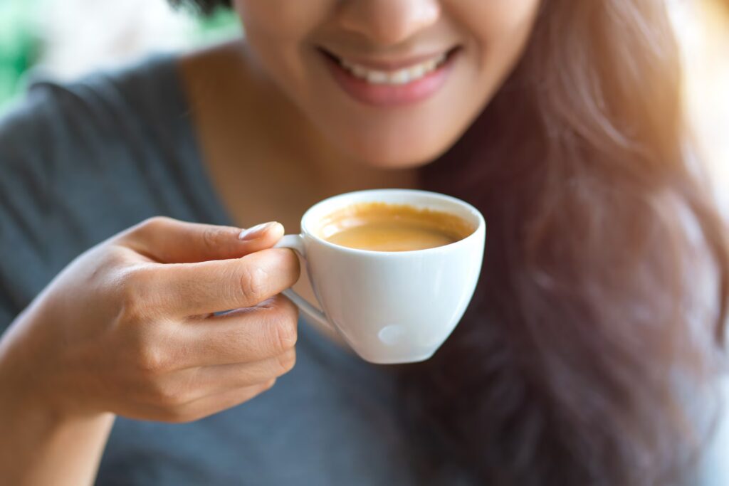 Café et médicaments : 4 précautions à prendre pour éviter les interactions dangereuses