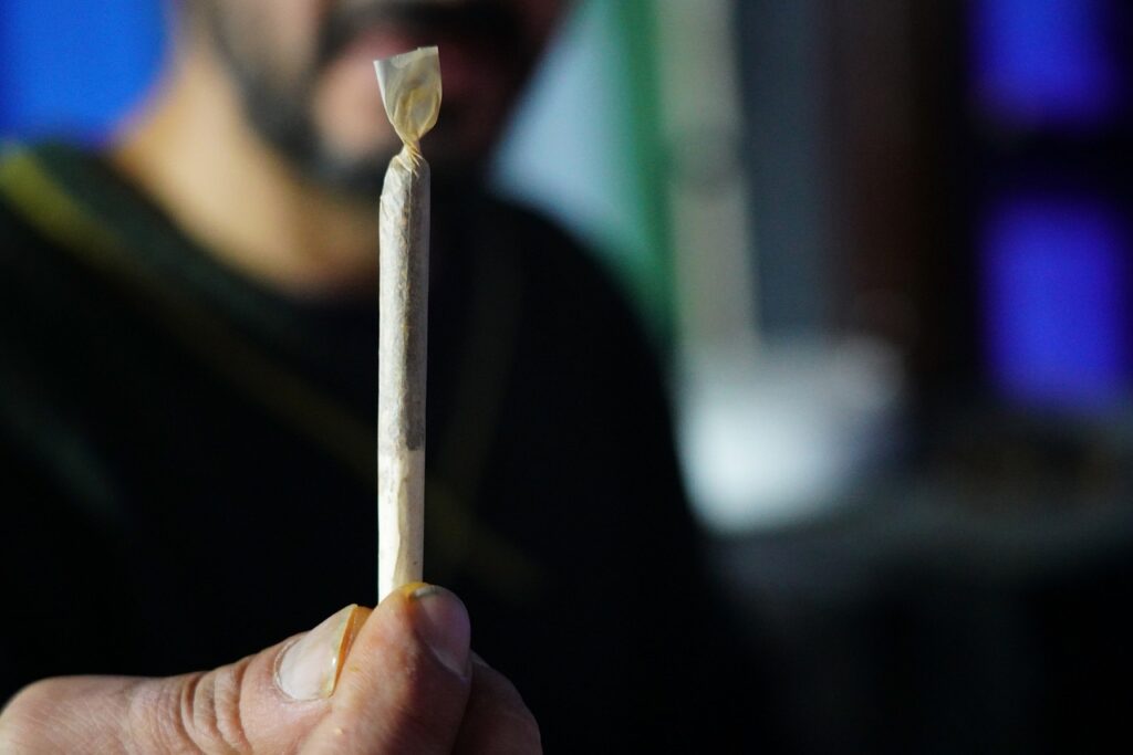 Tensions croissantes dans la prise en charge des addictions en France, selon des experts.