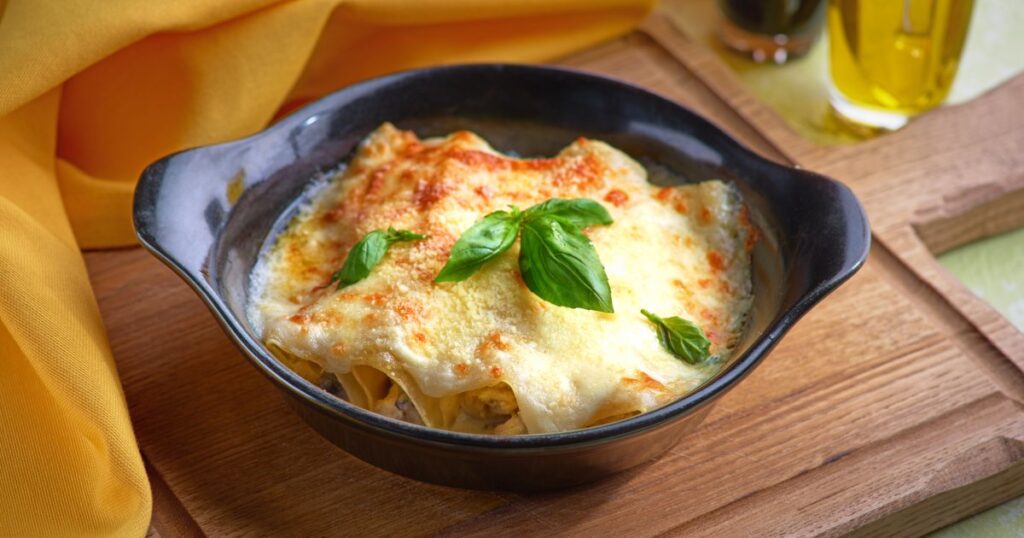 Recette de cannellonis au jambon et au fromage : une préparation italienne traditionnelle.