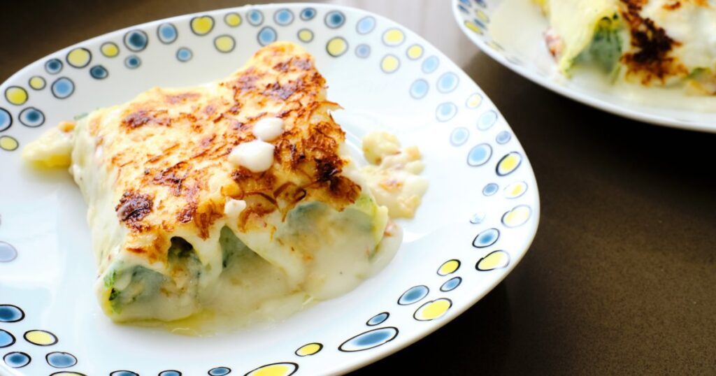 Recette de cannellonis au saumon et poireaux : un plat savoureux à découvrir.