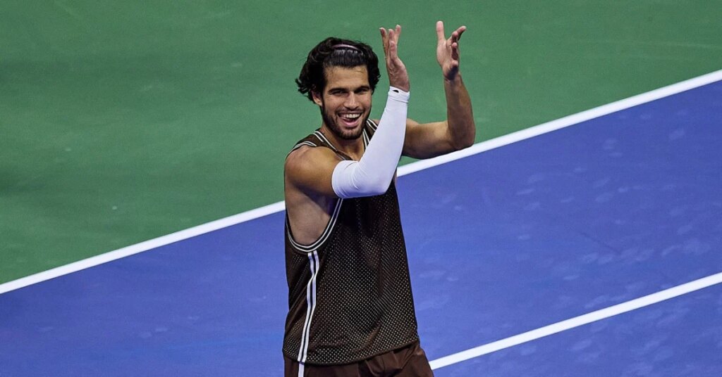 Alcaraz élimine son adversaire et se qualifie pour les huitièmes de finale à l’US Open.