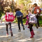 Poids du cartable : des solutions proposées par l&rsquo;Éducation nationale pour alléger les charges scolaires.