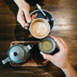Thé et café : des effets divergents sur la santé osseuse des femmes selon des études.