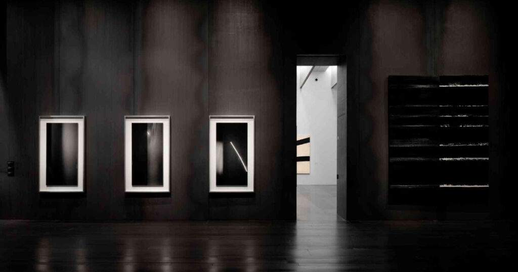 Exposition au musée Soulages : Hiroshi Sugimoto dialogue avec Pierre Soulages sur l’Outrenoir.