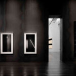 Exposition au musée Soulages : Hiroshi Sugimoto dialogue avec Pierre Soulages sur l&rsquo;Outrenoir.