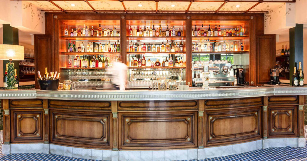Les Étains de Lyon, un atelier français préservant l’art du bistrot chic depuis 1947.