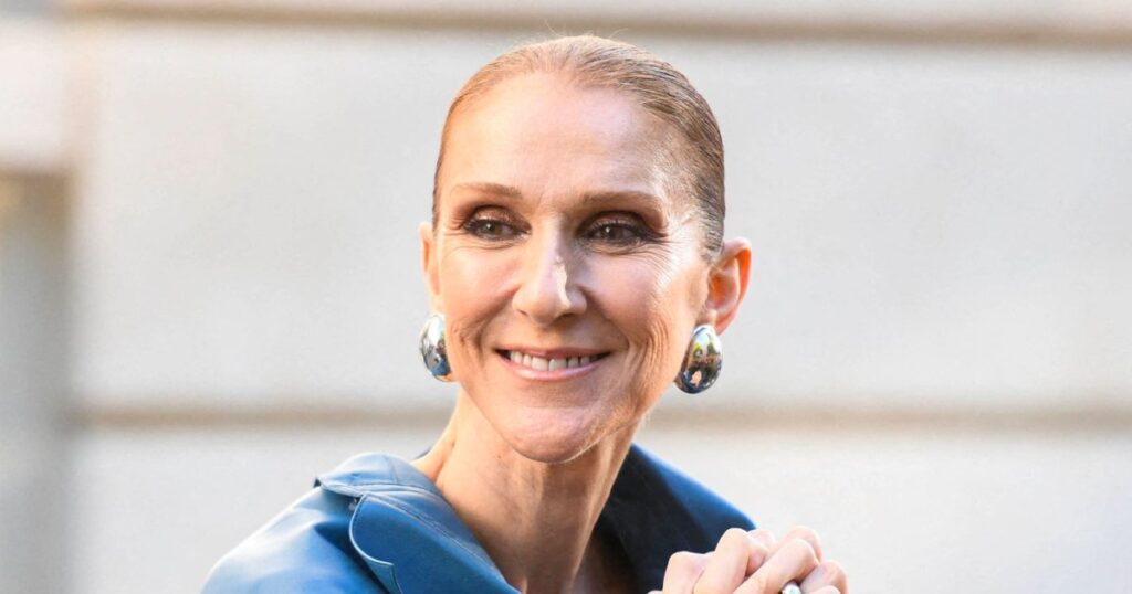 Céline Dion présente une veste à plus de 4 000 euros, tendance de l’automne prochain.
