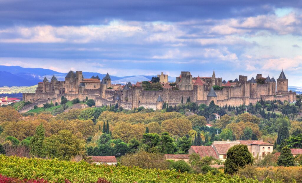 Cité médiévale française avec 52 tours attire près de 2 millions de visiteurs annuels.