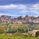 Cité médiévale française avec 52 tours attire près de 2 millions de visiteurs annuels.