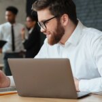 L&rsquo;IA adoptée par 50 % des salariés selon la BCE, son effet sur la productivité reste incertain.