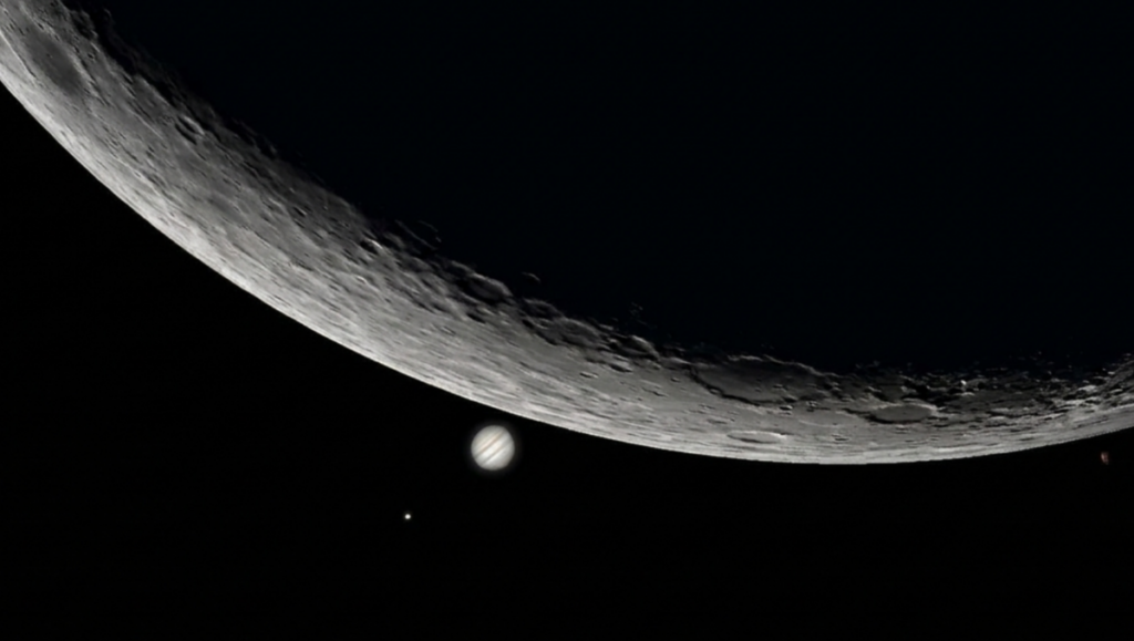 La Lune s’aligne entre Saturne et des étoiles filantes visibles dans le ciel.